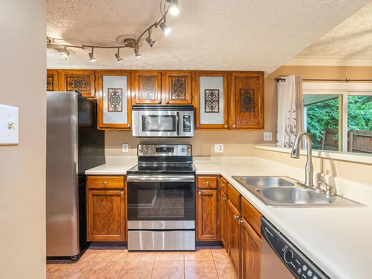 2376 Wadsworth Dr — Photo 10
