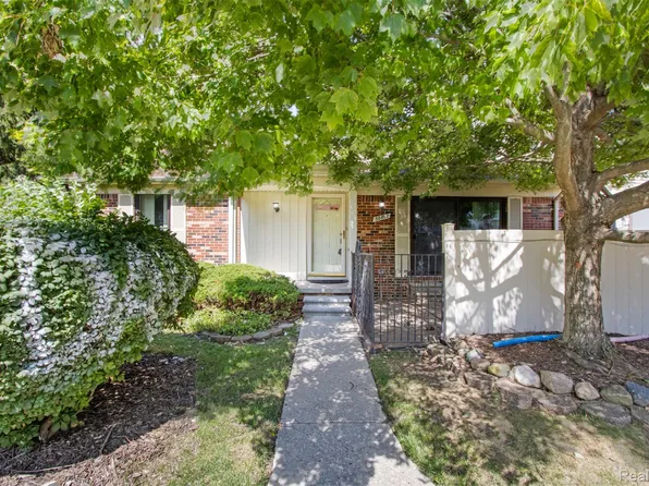 38677 Golfview Dr W, Clinton Township, MI 48038