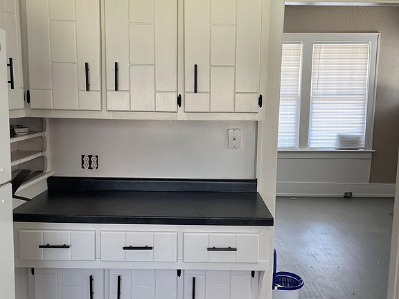 5th image of 912 Linden St