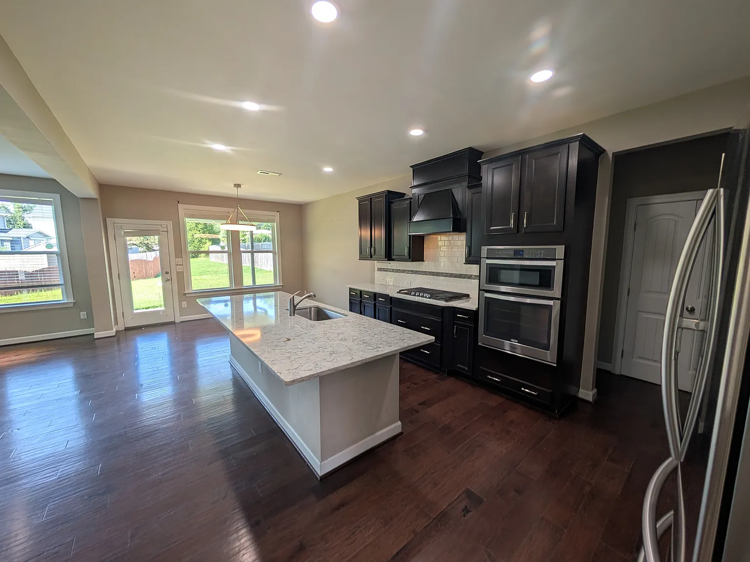 5 bed, 3559 sqft, $2,999 — Photo 2