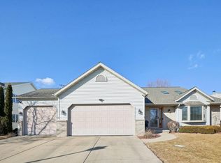 1301 Greenbrier Dr, Waunakee, WI 53597