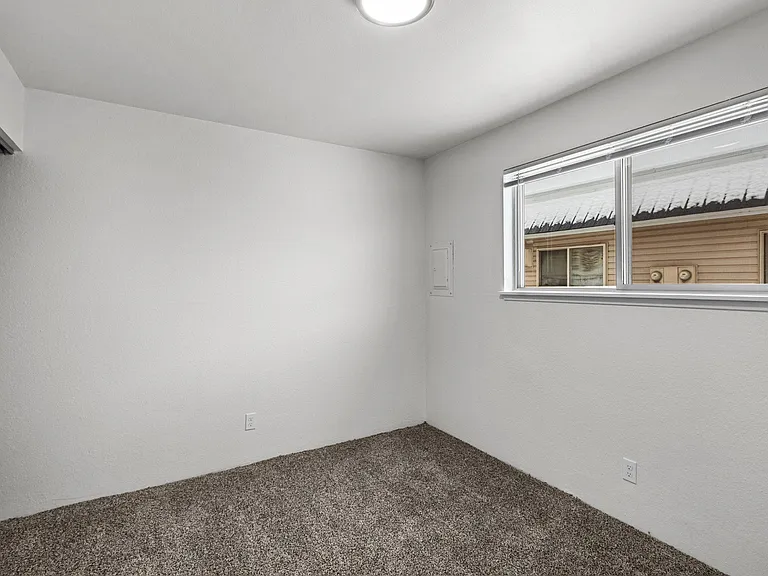 Creekside Apartments — Photo 10