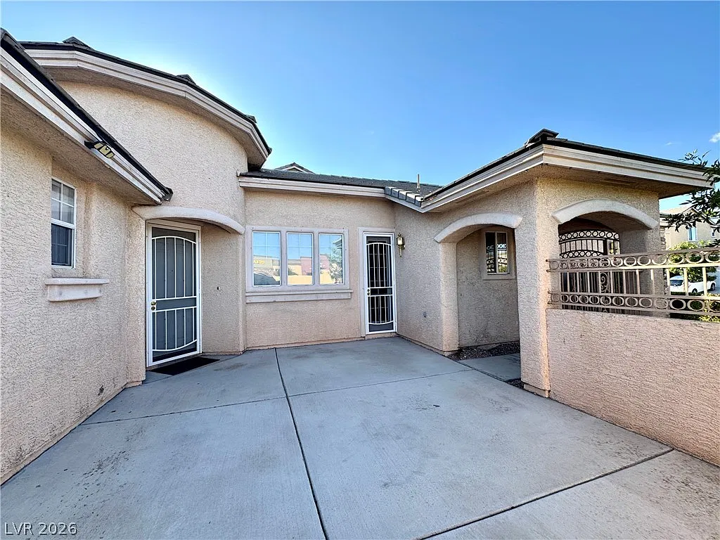 3 bed, 2.0 bath, 1833 sqft, $2,400 — Photo 4