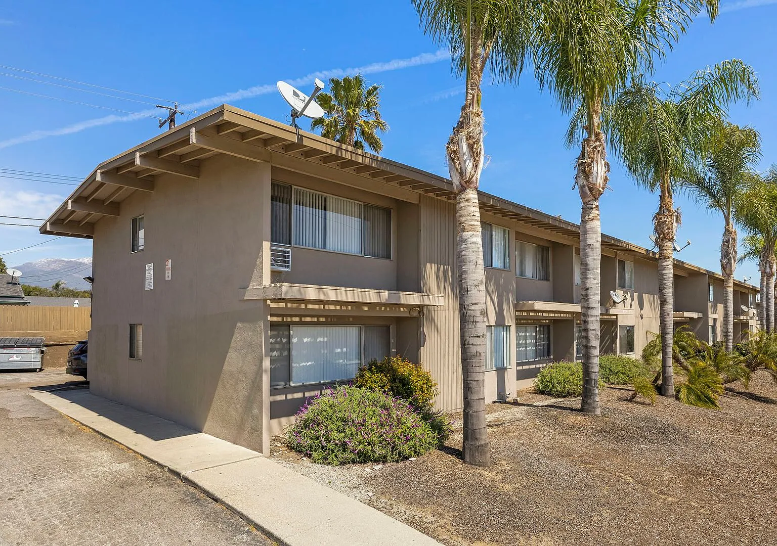Beautiful 2 Bedroom x 1 Bathroom Apartment in the heart of Santa Paula! — Photo 2