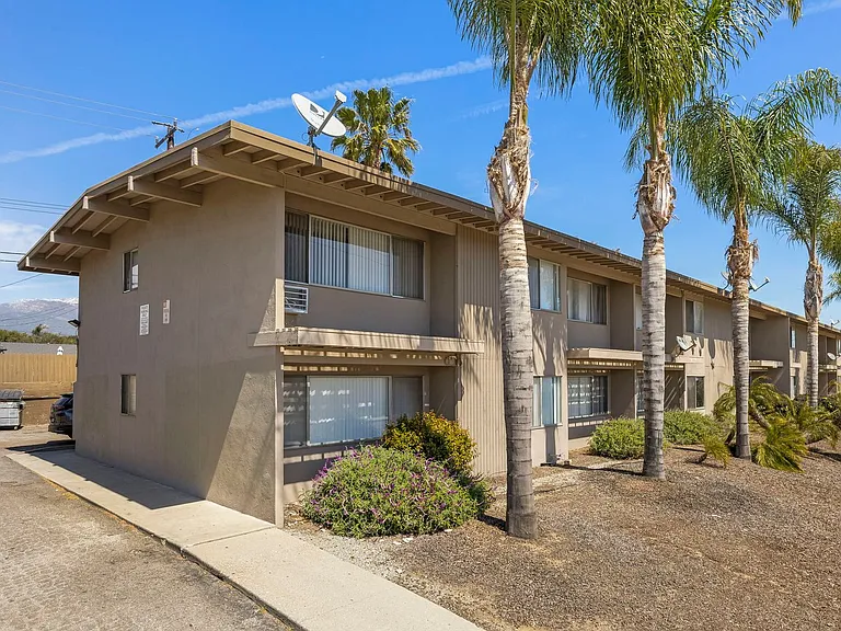 127 W Santa Barbara St #F — Photo 2