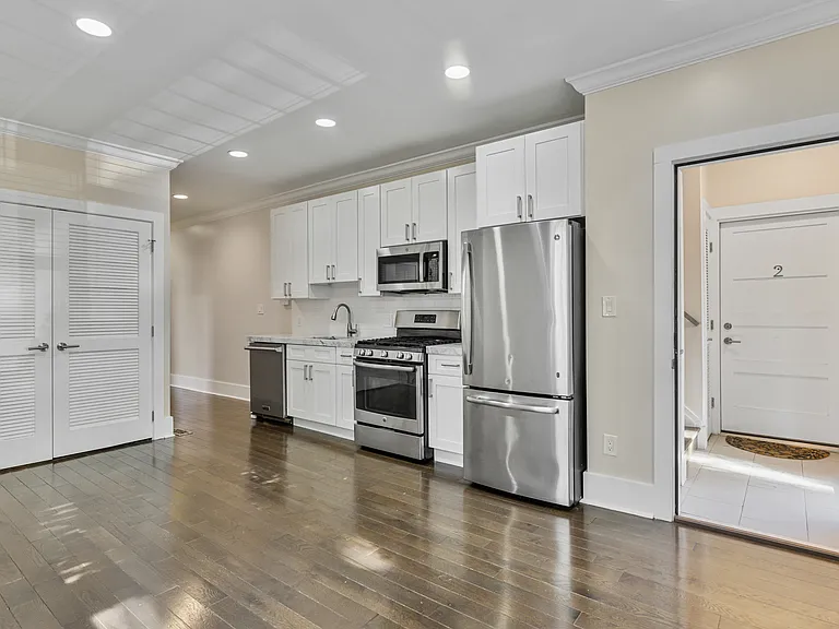 1100 Holbrook Ter NE #2 — Photo 3