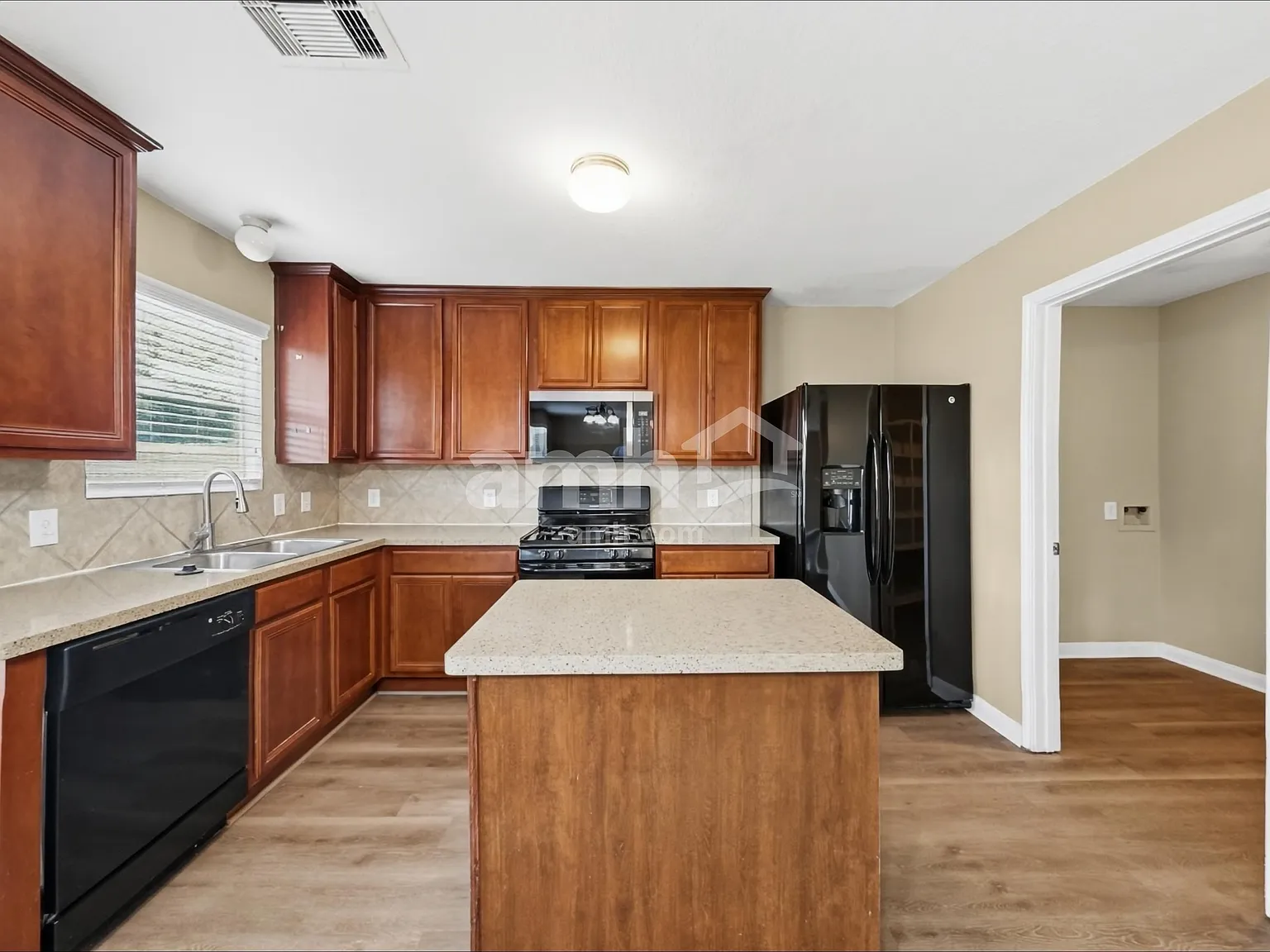 3 bed, 2.5 bath, 1905 sqft, $1,900 — Photo 3