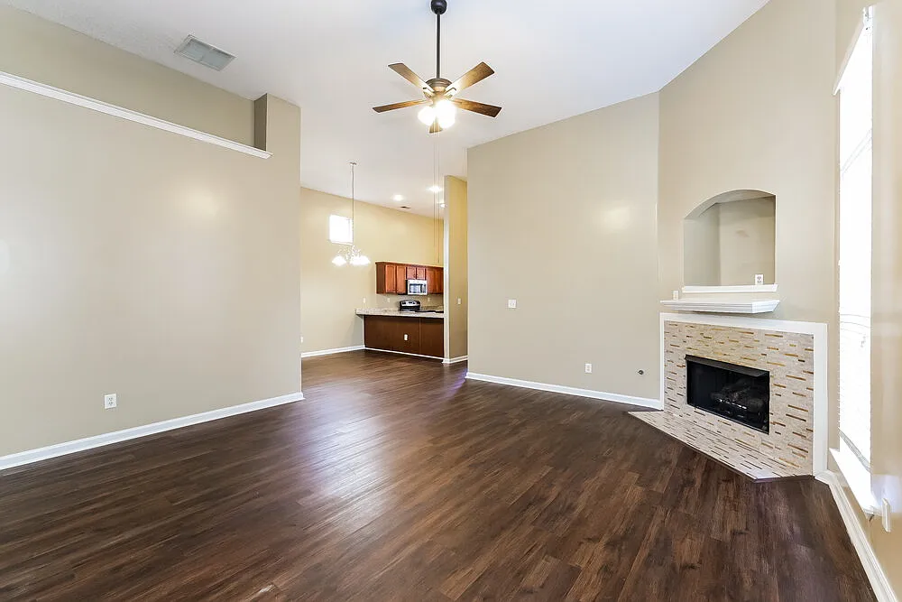 3 bed, 2.0 bath, 1672 sqft, $2,005 — Photo 3