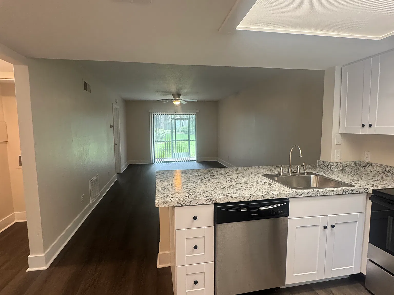 2 bed, 917 sqft, $1,300 — Photo 3