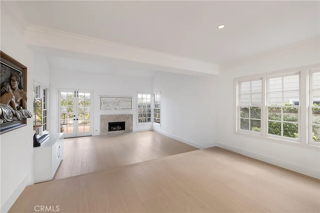 3 bed, 2.5 bath, 2990 sqft, $13,000 — Photo 2