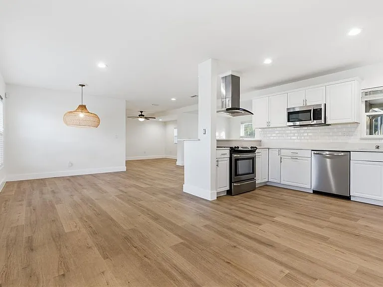 327 Sunny Ln — Photo 3
