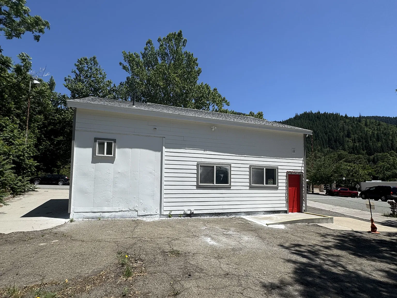 Commercial Building in Downtown Dunsmuir — Photo 4