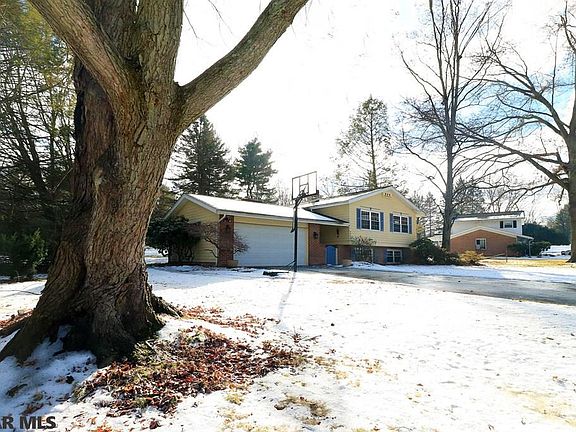 3rd image of 926 Outer Dr