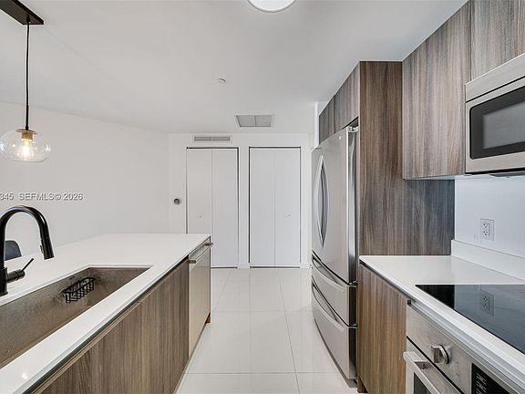 4th image of 488 NE 18th St #4805