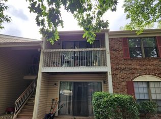 14 Crabapple Ln, Franklin Park, NJ 08823