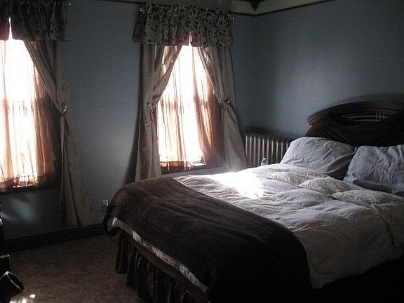 5th image of 817 E Centre St