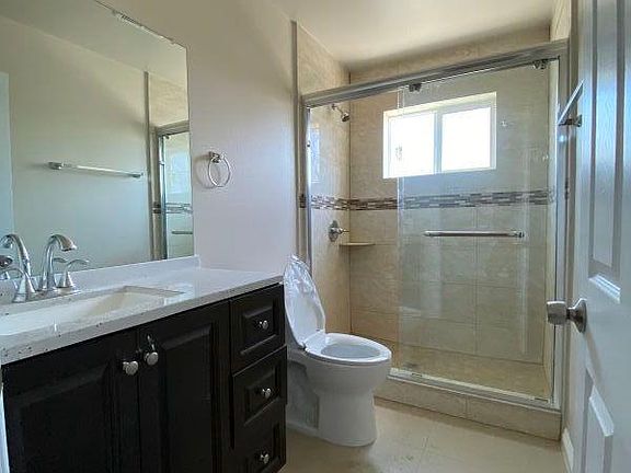 4th image of 1439 Larchwood Ave #3