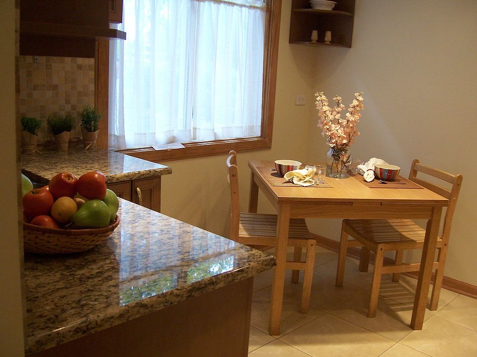 Eat in Kitchen/granite countertops 