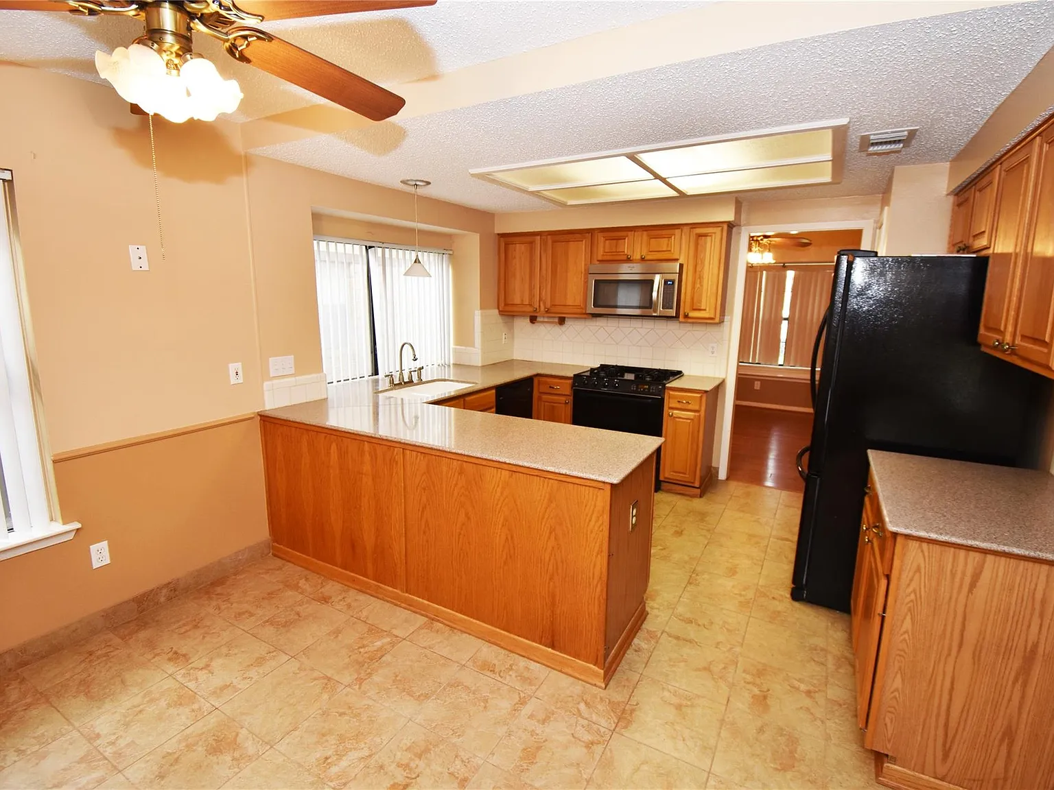 3 bed, 2.0 bath, 1838 sqft, $2,100 — Photo 3