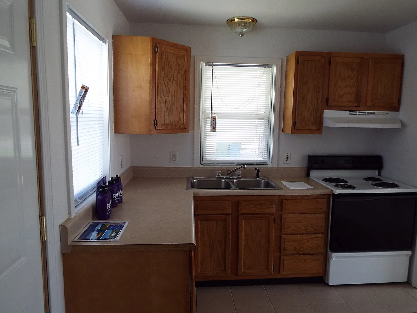 Three Bedroom/One bathroom house with carport for rent. — Photo 2