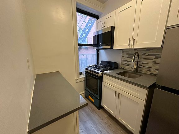 3rd image of 860 W 181st St APT 47B