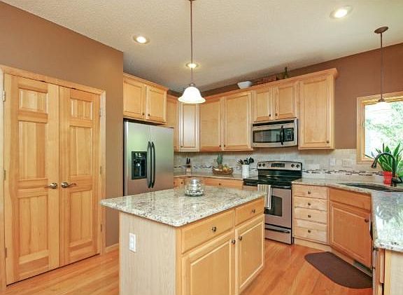 7336 Amberwood Lane, Savage- Kitchen
Maple cabinets, oak floors, granite counter, stainless appliances