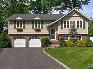 4 Daria Ct, Pequannock, NJ 07440