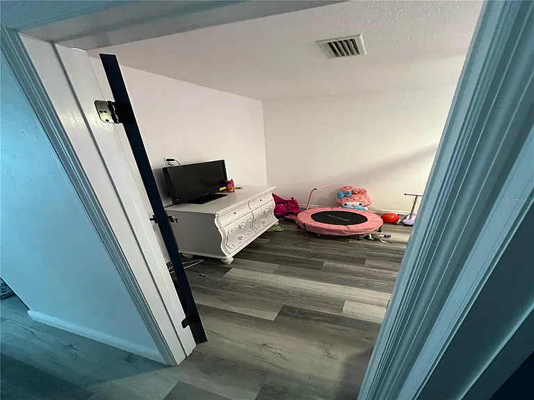 1011 Gerona Ave — Photo 10