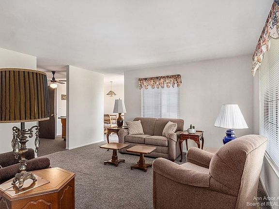 3rd image of 40854 Newport Dr