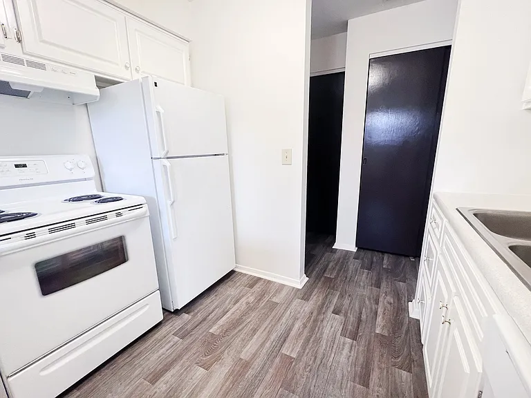 Four Worlds Apartments — Photo 82