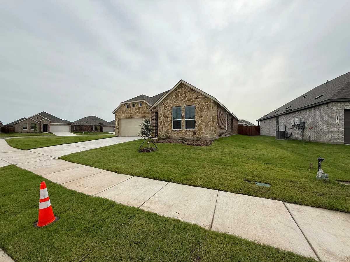 4 bed, 2.0 bath, 2062 sqft, $2,150 — Photo 3