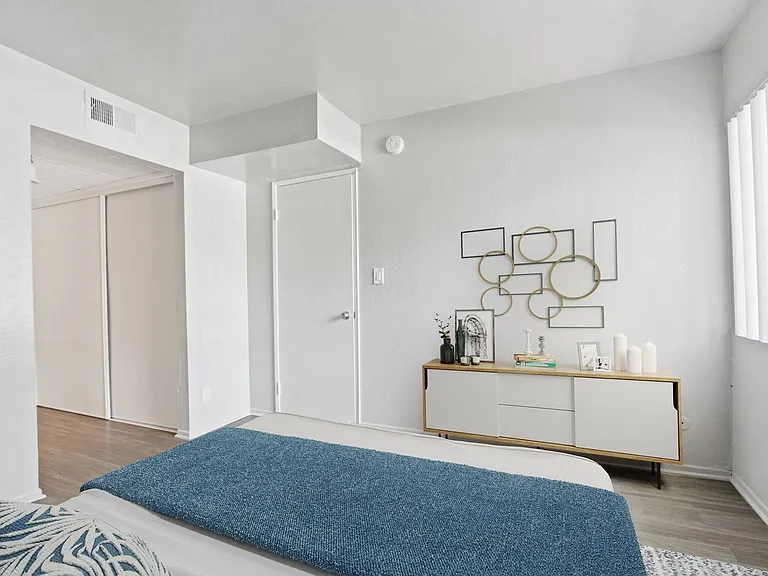 Parkwood Apartments — Photo 10