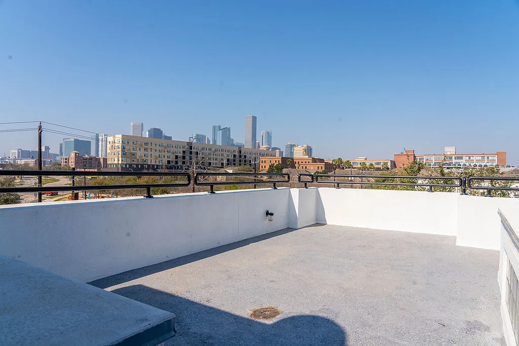 3 bed, 1.5 bath, 1916 sqft, $2,500 — Photo 1
