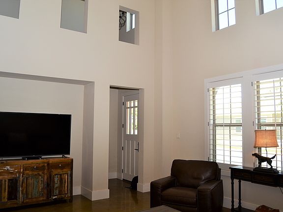 3rd image of 619 Stadtbach St