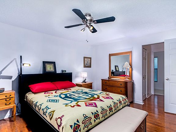 4th image of 235 Applewood Cir