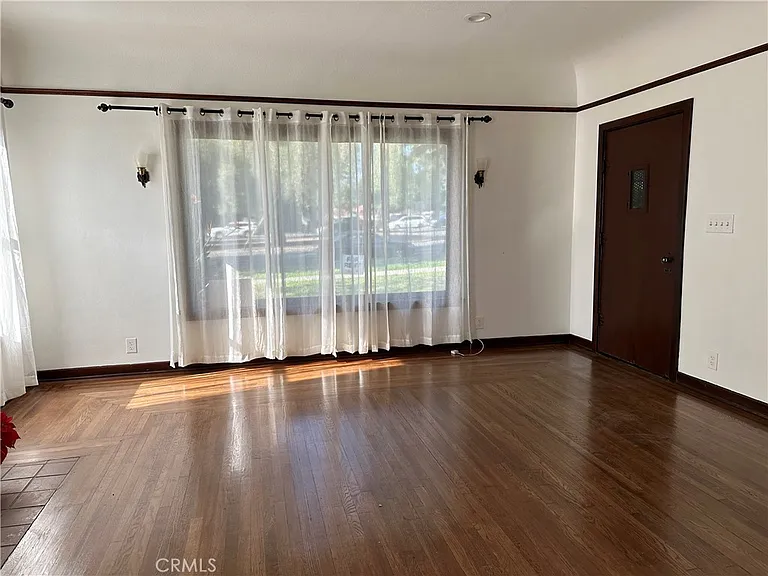 1054 N Euclid Ave — Photo 19