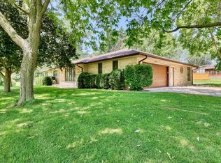 N77W14888 Wood View Dr, Menomonee Falls, WI 53051