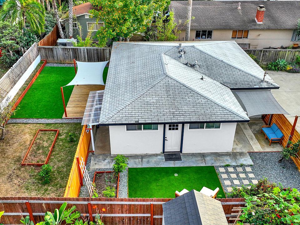 Private yard & entrance exclusively used by the studio.