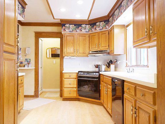 Bright, modern kitchen 