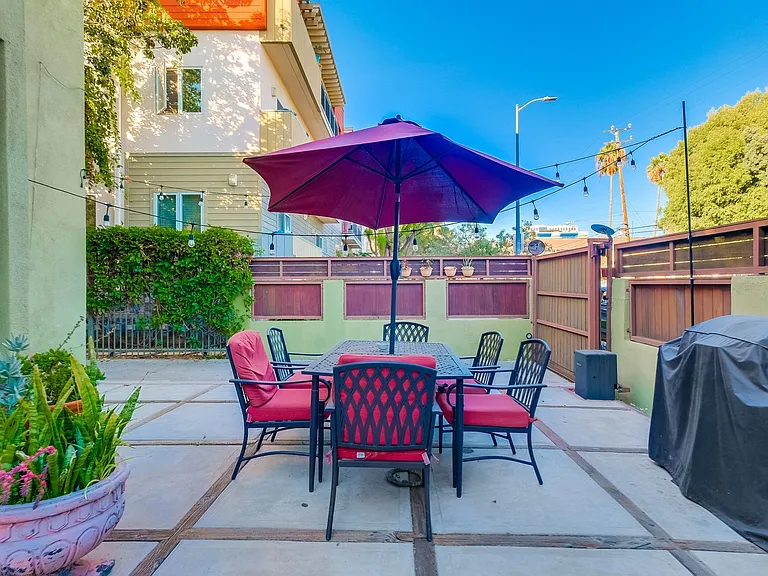 1221 N Bronson Ave — Photo 37