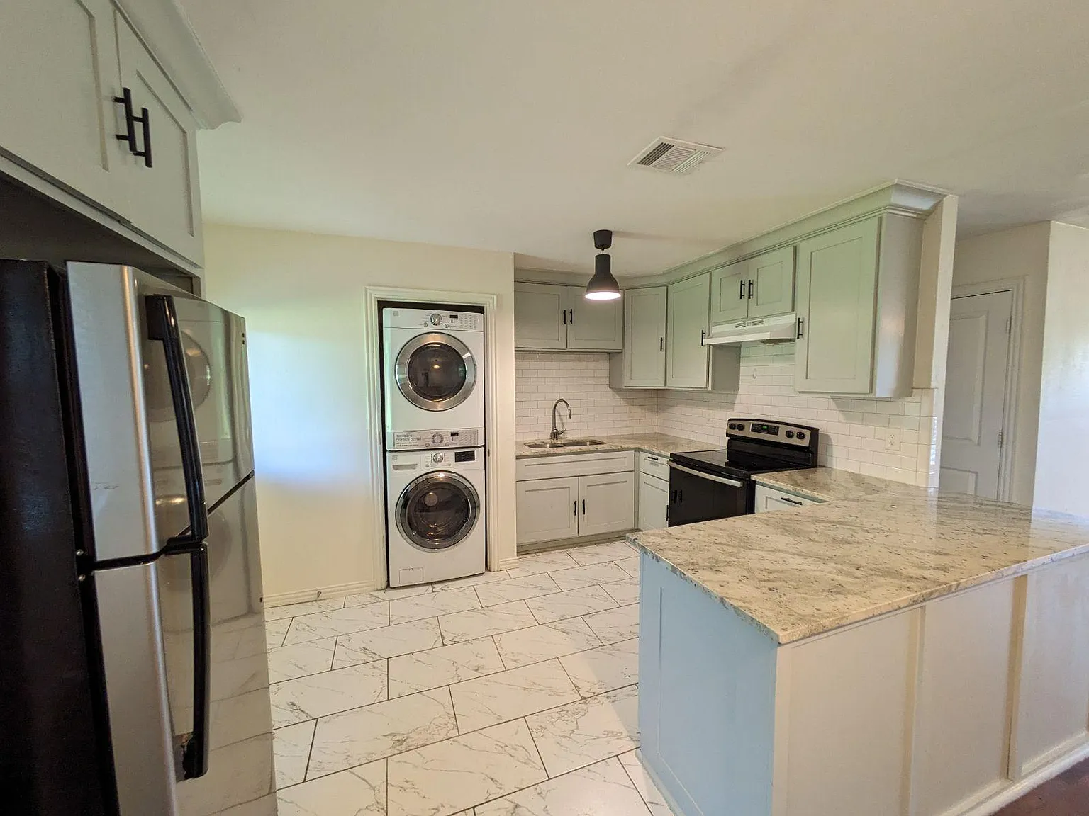 3 bed, 1073 sqft, $1,700 — Photo 4