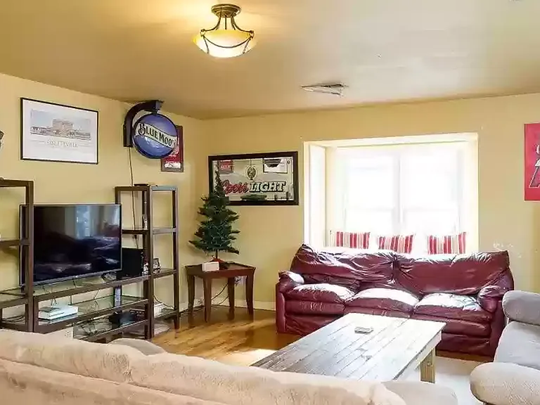 1144 N Vista Pl — Photo 3