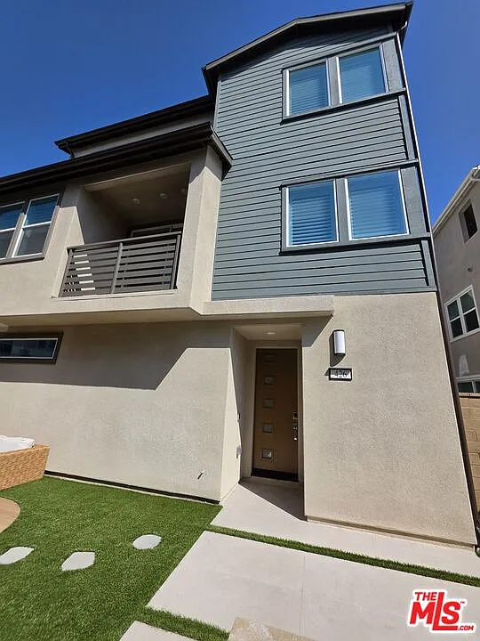 3 bed, 3.0 bath, 1731 sqft, $5,200 — Photo 2