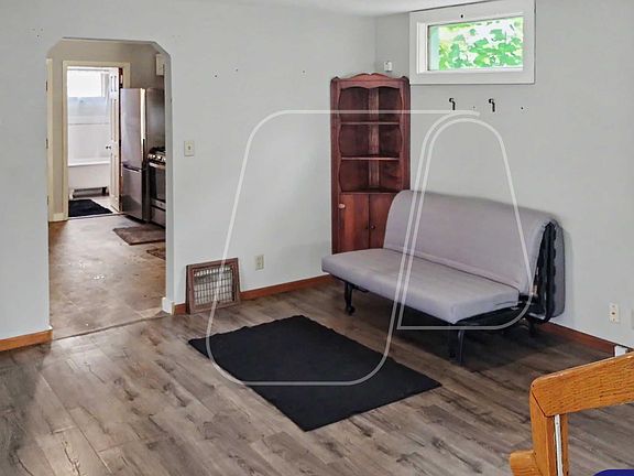 4th image of 652 Watson Ave