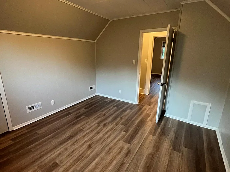328 E Scribner Ave — Photo 15