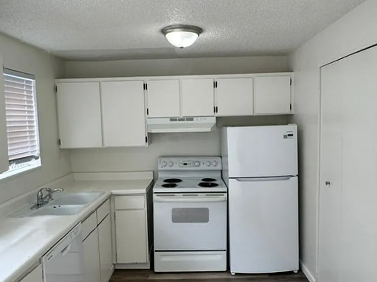 2000 Brookhurst St #27 — Photo 16