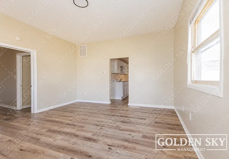 2915 S Vine St — Photo 11