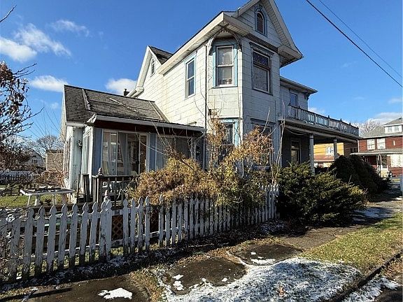 4th image of 201 W Green St