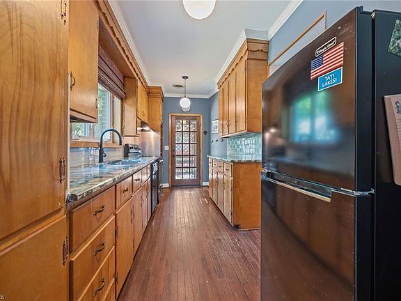 15th image of 224 W Colonial Dr