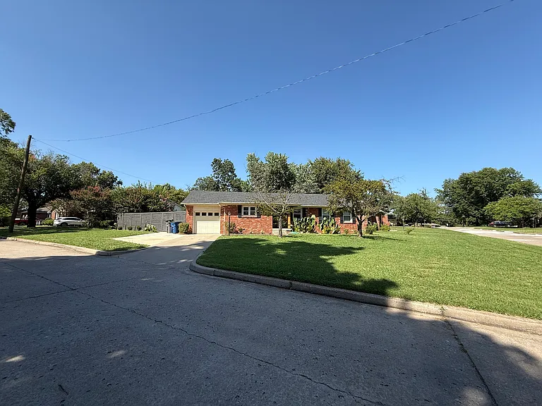 3829 S Jamestown Ave — Photo 2